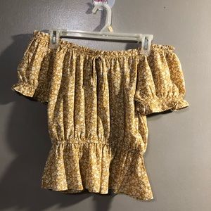 Off shoulder yellow floral top ✨